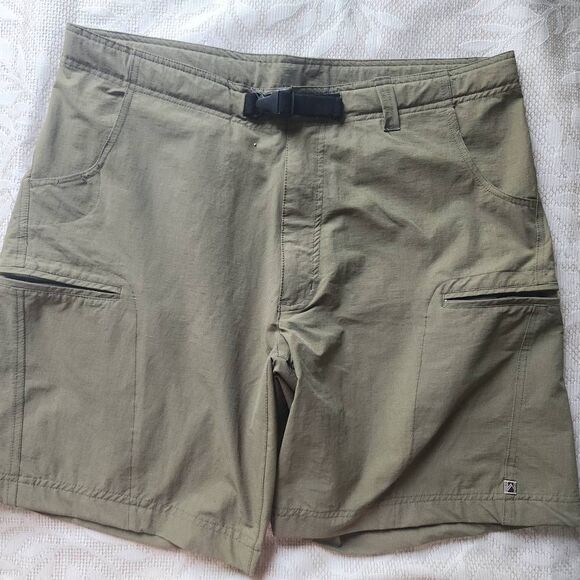 P26  Alpine Design men's green casual shorts - Picture 1 of 7